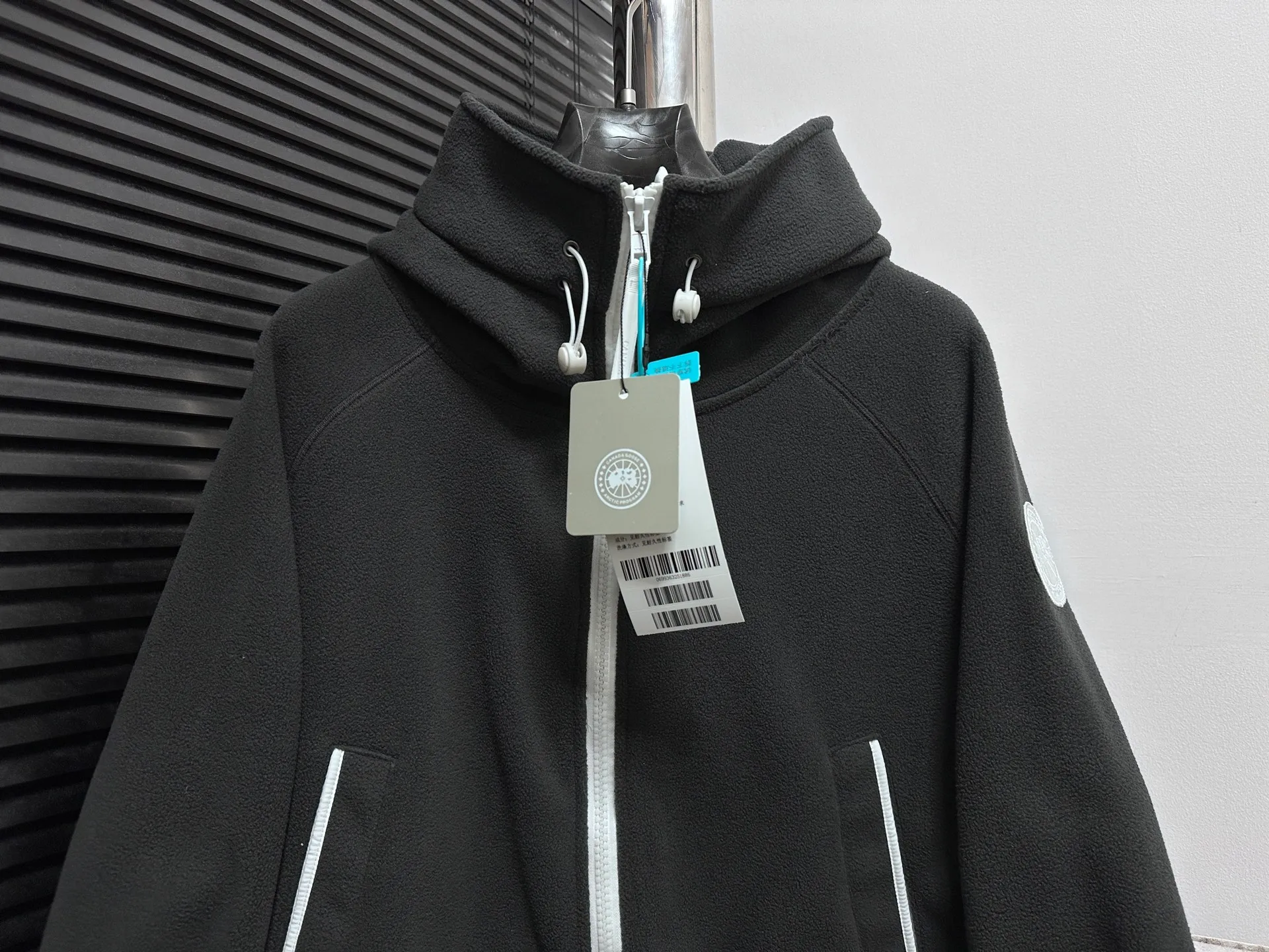 P600 [Canada Goose] Chilliwa 01 hooded wool fleece long-sleeved pilot #Canada Goose Chilliwa wool fleece pilot Canada goose Chilliwa Fce Bomber HUMANATURE, limited white label wool fleece. Light gray seems to be a color that is not available in every country. I like the white label. It is really high-end. Soft and comfortable, not heavy. Buyers who like it should hurry up😈 Size: S-XL